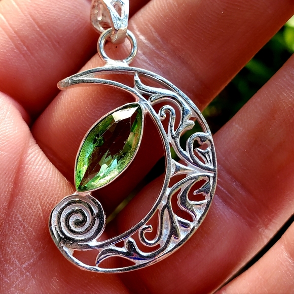 New Tsavorite Silver Crescent Moon Pendant. - Picture 5 of 15
